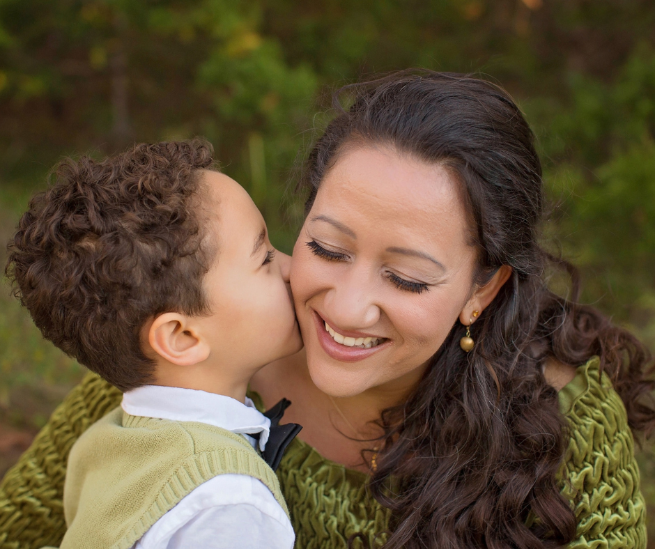 Mère et enfant s'embrassant après une réconciliation